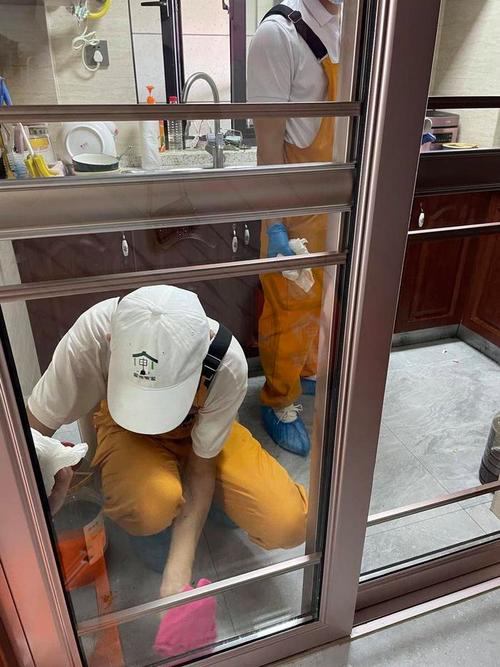 今年还不满23岁的志成,做过饭店服务员,也做过工厂流水线的打包员